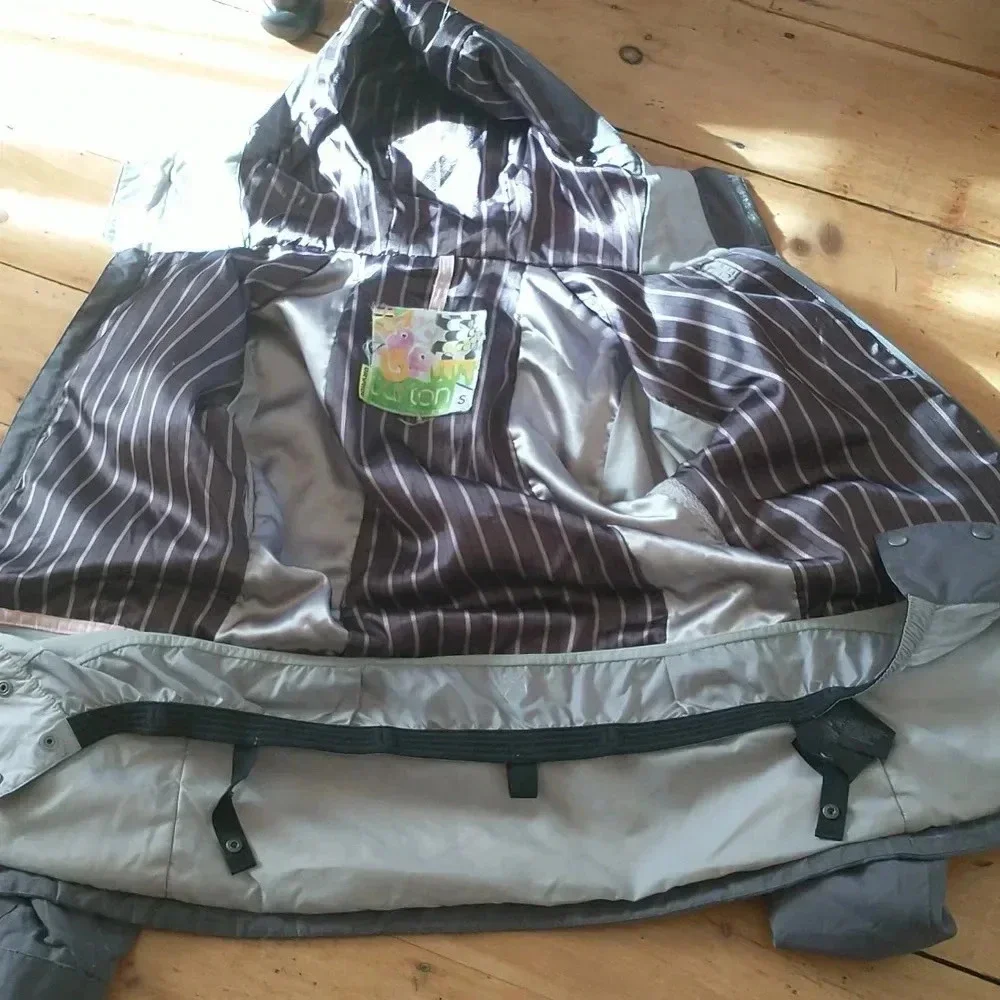 Used Burton Women's Jacket - Picture 15 of 16